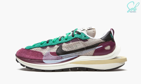 Nike Vaporwaffle sacai "Villain Red"